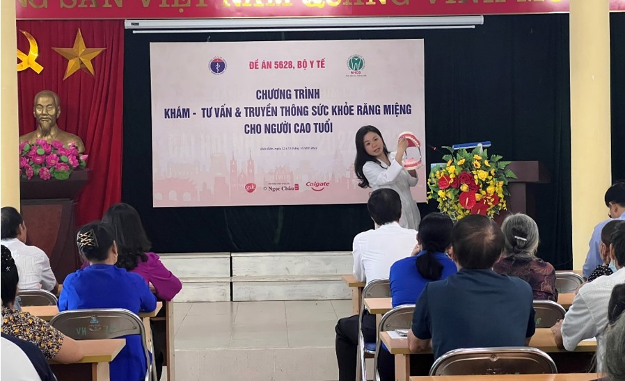 Bác sĩ BVRHM TW Hà Nội hướng dẫn chăm sóc sức khỏe răng miệng cho người cao tuổi phường Him Lam